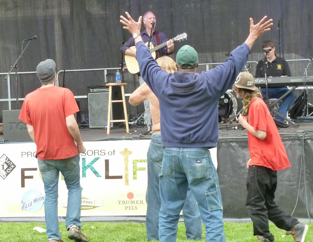 The music & sun warms the crowd